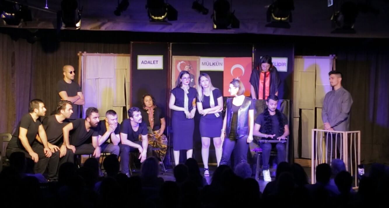 at gözlüğü tiyatro